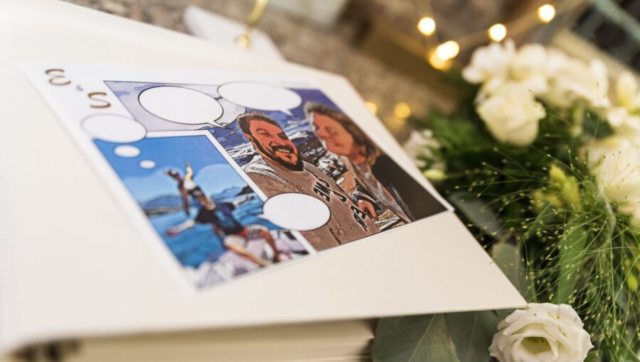 Livre d’or ouvert sur une planche illustrée personnalisée, imprimée sur mesure par event your life